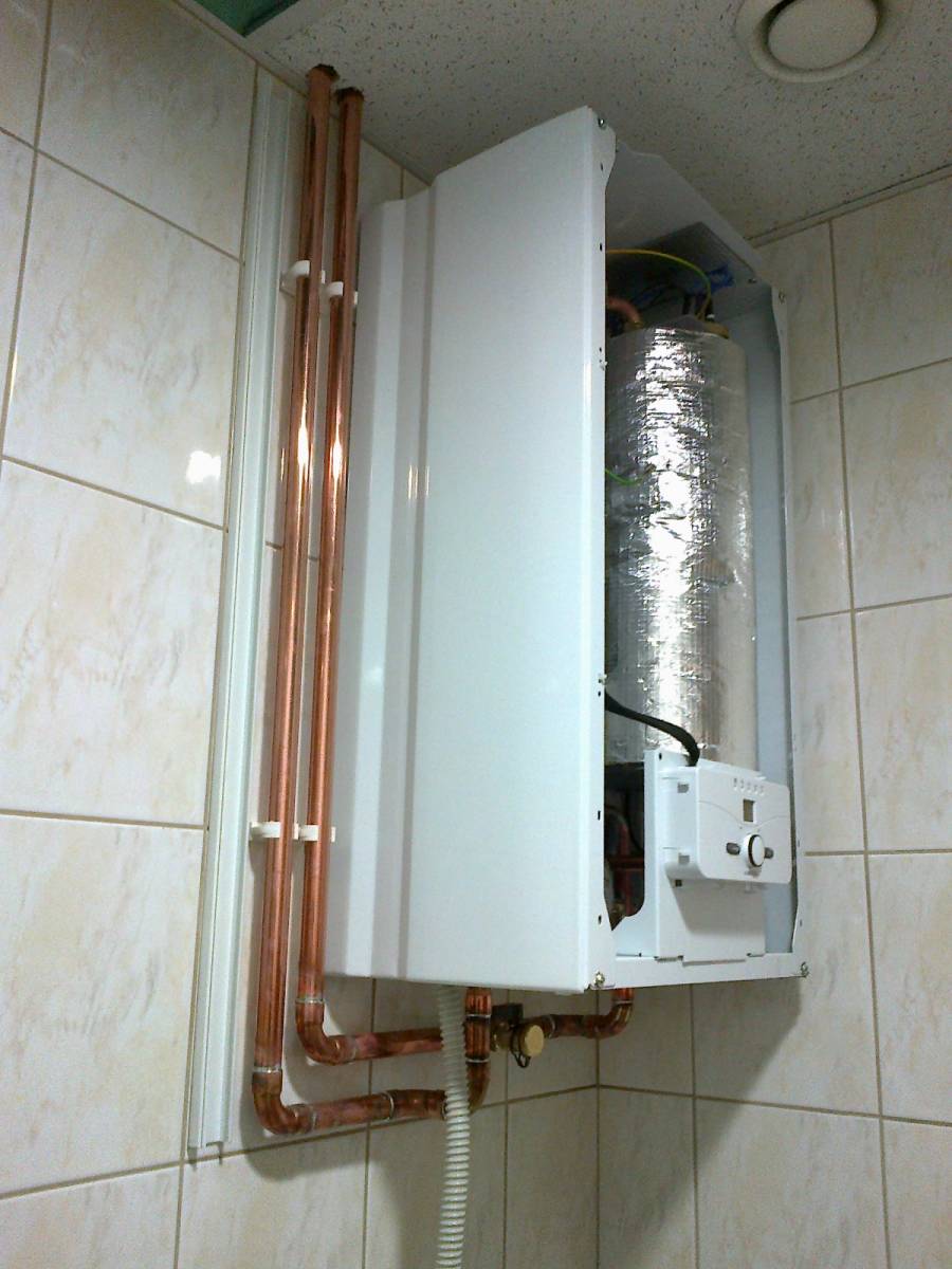 Električna stenska peč za centralno ogrevanje in pripravo sanitarne tople vode